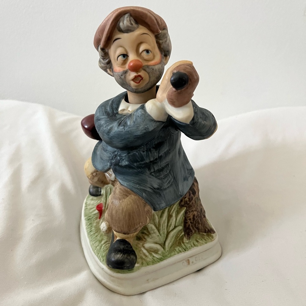 Waco Golfer Man with Moving Head Music Box Plays IT'S IMPOSIBLE Figurine - WORKS